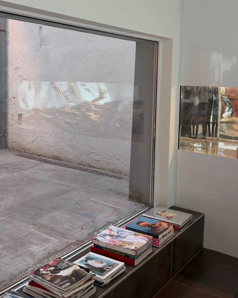 Glazen vitrine in een galerie, onzichtbaar helder